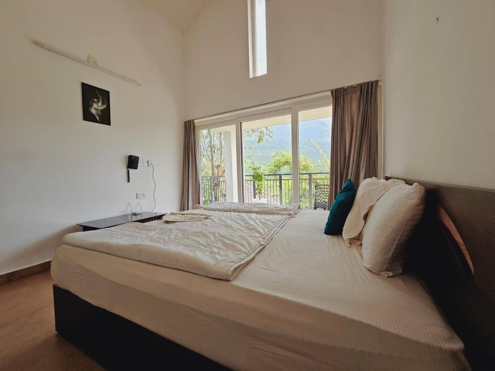 Dazzle Villa Resort Kalpetta Bagian luar foto